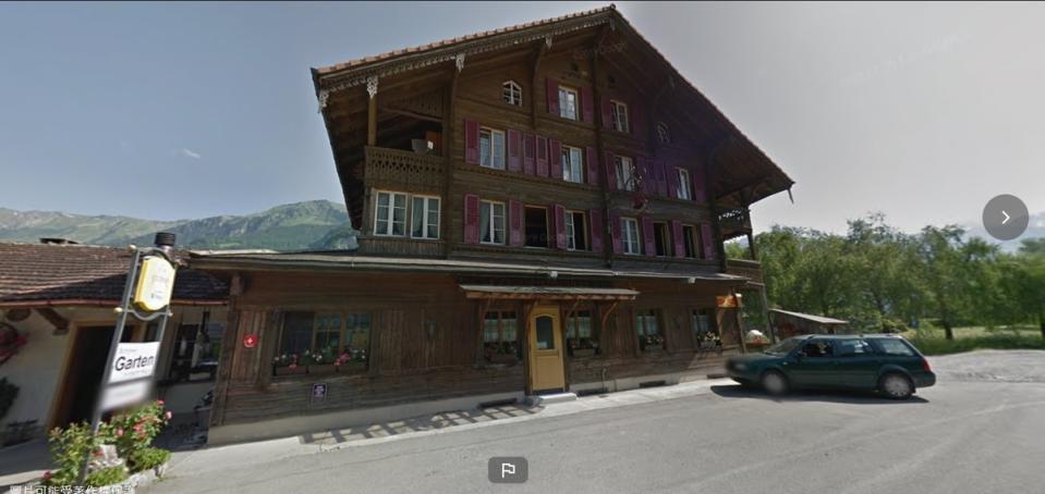 瑞士阿爾卑斯山下的小旅館古色古香，卻沒想到捲入間諜風暴。   圖：翻攝自Google街景服務