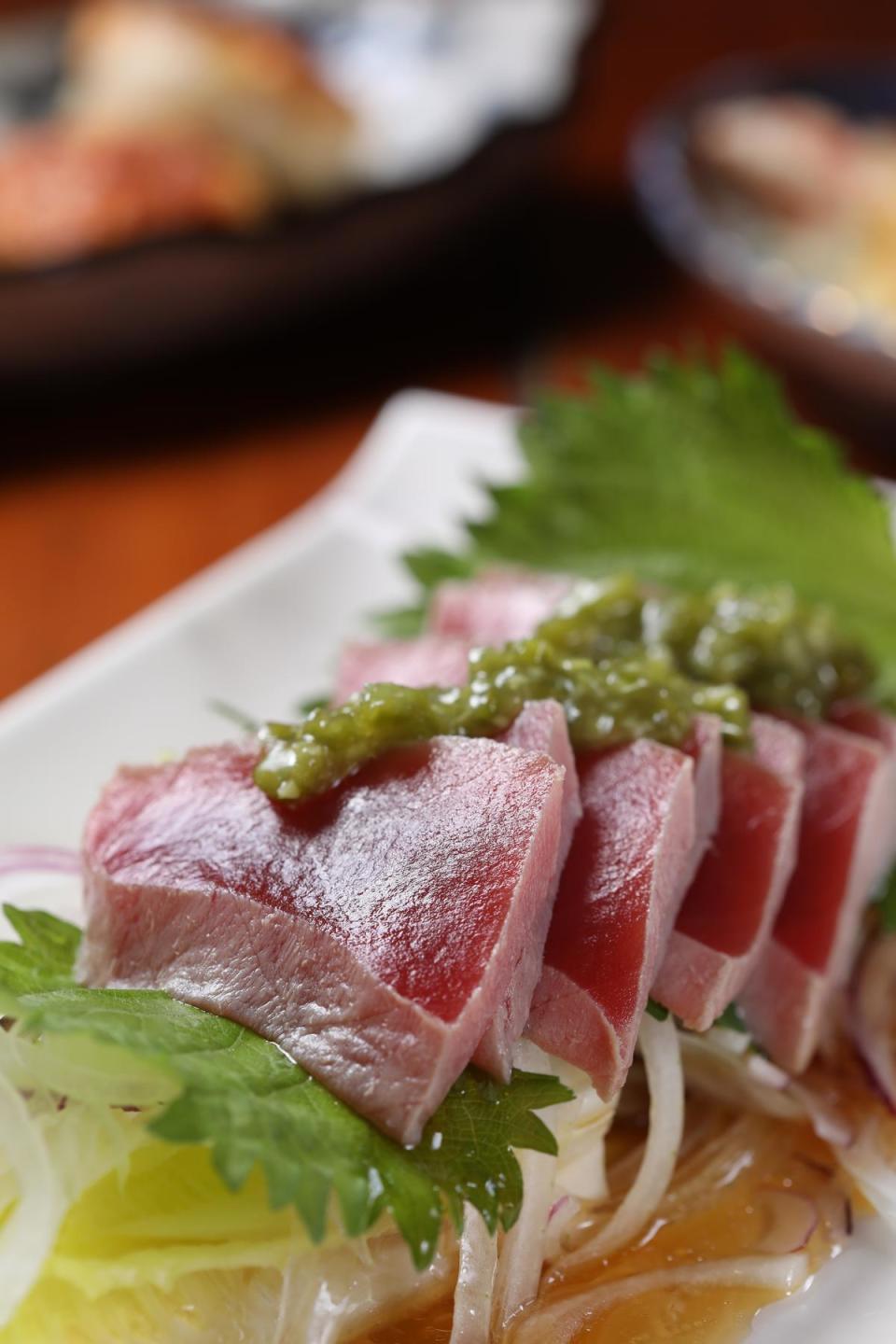 「黃鰭鮪」生魚片加了鮮山葵醬添味。（500元／小份、680元／大份）