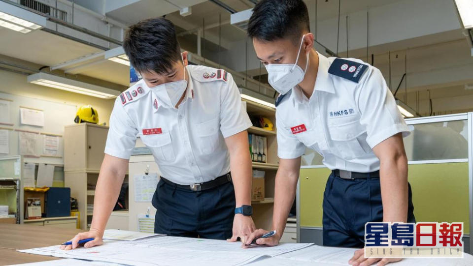 右面是消防處的新制服。FB圖片