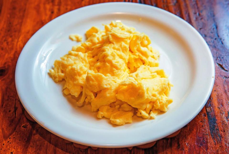 炒蛋（Scrambled eggs）蛋液混合下， 放入鍋炒成碎蛋。鄉香會加入少許牛奶，讓口感更滑嫩。