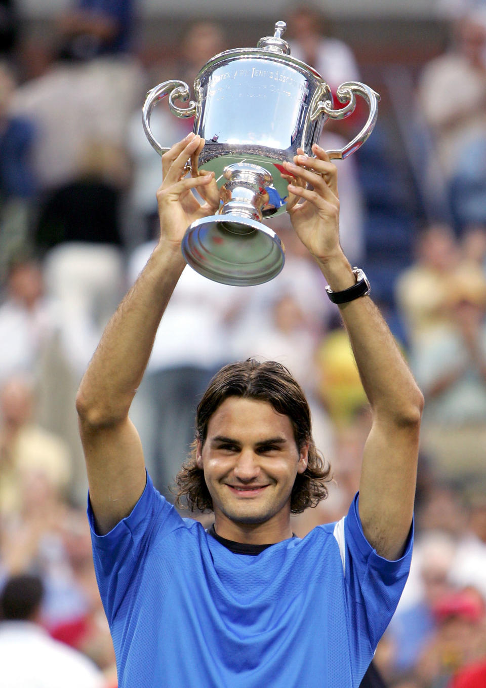 <p>Switzerland’s to-be legend Federer holds his trophy after winning the men’s final over Lleyton Hewitt of Australia with a score of 6-0,797)-6(3), 6-0. </p>