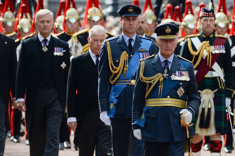 Clive Alderton camina detrás de los herederos de la reina Isabel II durante el funeral