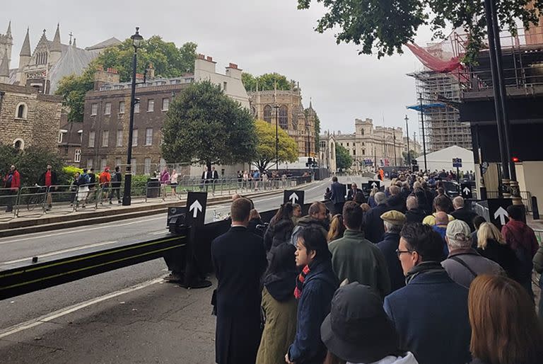 Largas colas para despedir a la Reina Isabel lll