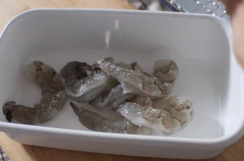 處理好的蝦仁加一點鹽並抓醃一下，可以讓蝦仁更有彈性。