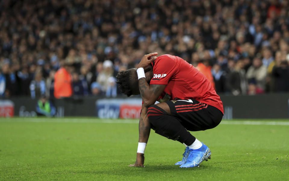 El mediocampista brasileño Fred, del Manchester United, reacciona tras recibir una lluvia de objetos durante el juego de la Liga Premier inglesa ante el Manchester City, el sábado 7 de diciembre de 2019, en el Estadio Etihad, en Manchester, Inglaterra. (Mike Egerton/PA vía AP)