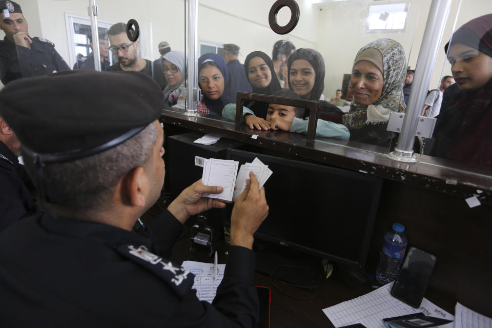 Palestinos con doble nacionalidad se registran para cruzar a Egipto desde la Franja de Gaza, el 2 de noviembre de 2023, en el interior del paso fronterizo de Rafah. (AP Foto/Hatem Ali)