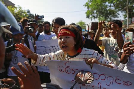 Thinzar Maung (C) joins other students talking with police officers before they are detained, during a protest against an education bill in Letpadan, Bago division on March 6, 2015. REUTERS/Soe Zeya Tun