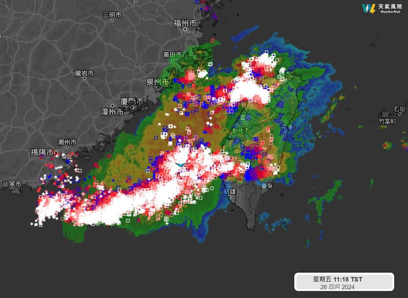 閃電列車襲台，雨勢南往北擴大。（圖／翻攝自天氣風險臉書）