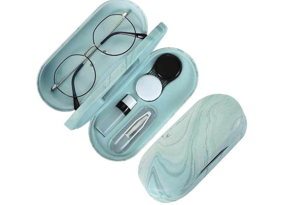 Brille, Spiegel, Kontaktlinsenflüssigkeit, -behälter, -pinzette und -saugnapf: In diesem Etui ist alles sicher verstaut. (Bild: Amazon)
