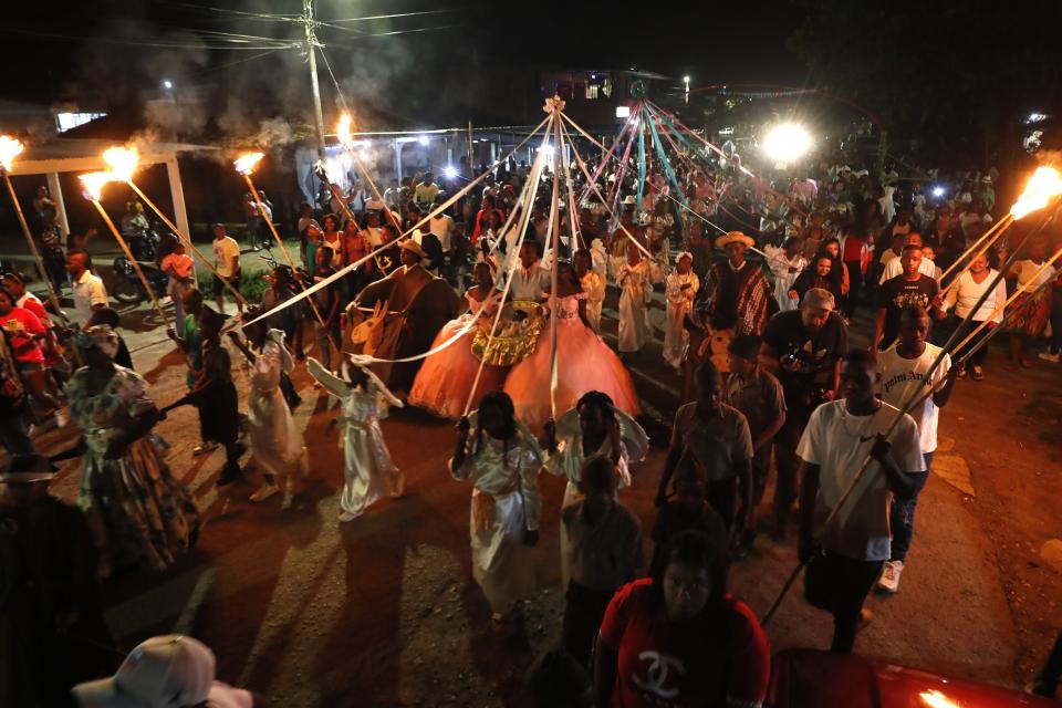 La celebración navideña en el pueblo colombiano se integra con la tradicional danza juga 