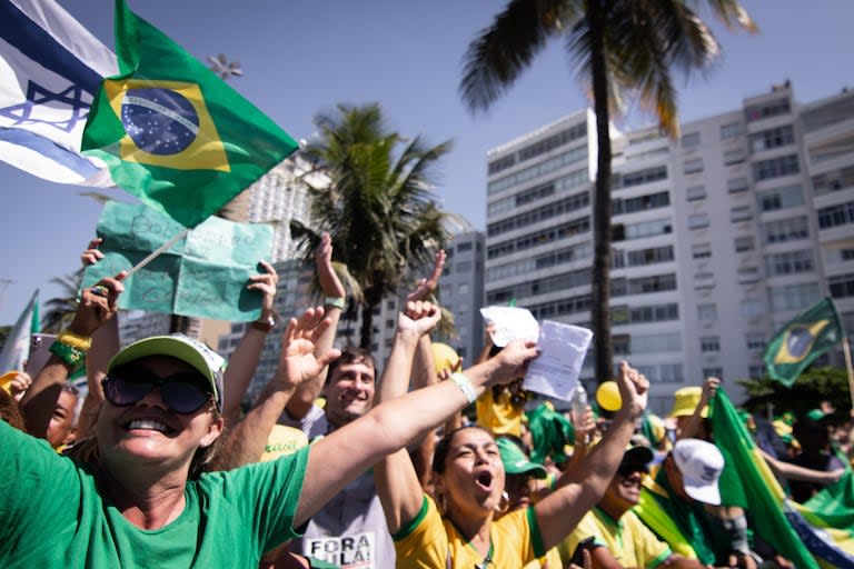 Los partidarios del ex presidente brasileño Jair Bolsonaro participan en una manifestación por la libertad de expresión en la playa de Copacabana en Río de Janeiro.