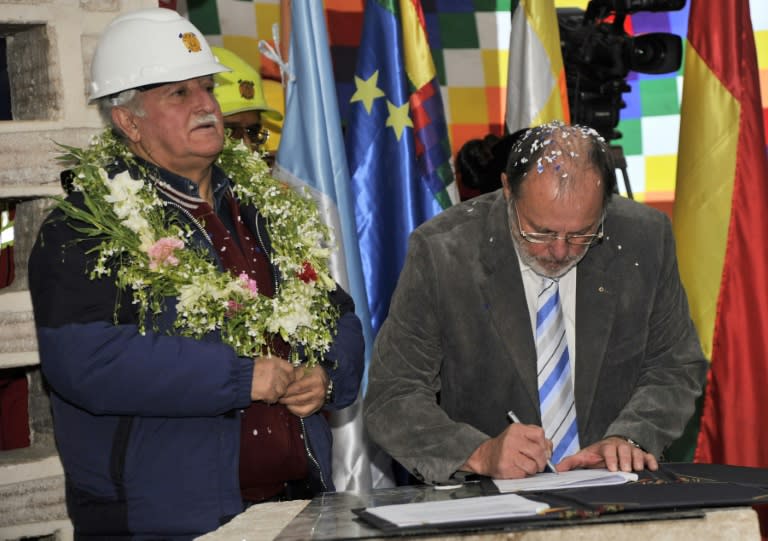 Luis Alberto Echazú (izq.), director general de Recursos Evaporíticos, en la firma de un contrato para la construcción de una planta de carbonato de litio, en Uyuni, Bolivia, el 16 de agosto de 2015 (Aizar Raldes)