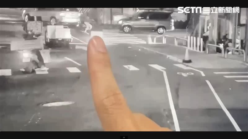 女騎士逆向騎進環河快速道路，之後與汽車發生對撞。（圖／翻攝畫面）