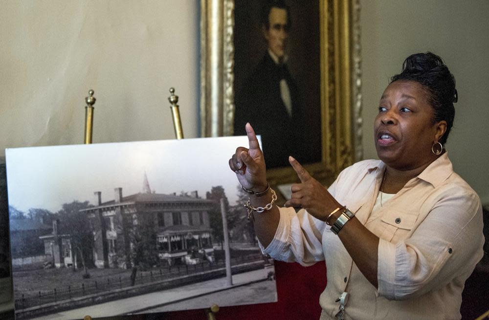 Evelyn England gives a tour of the First White House of the Confederacy to school students on April 27, 2018 in Montgomery, Ala. (Mickey Welsh/The Montgomery Advertiser via AP)