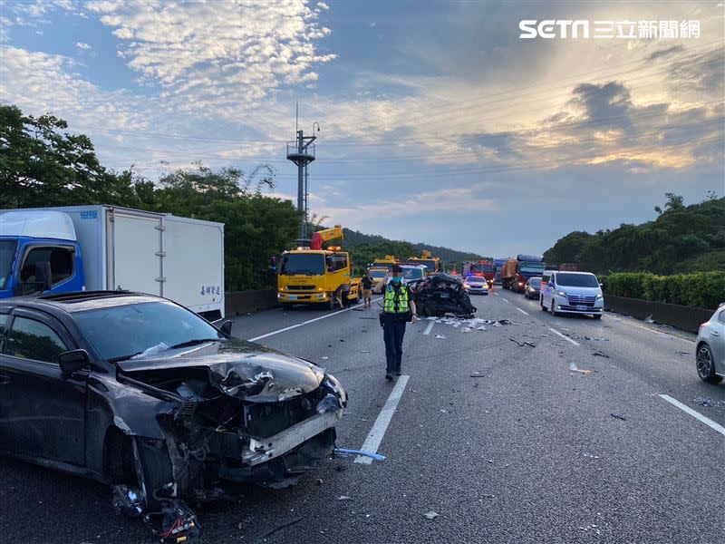 國道一號湖口路段今清晨發生四車連環撞車禍，其中一台黑色轎車後車身幾乎消失。（圖／翻攝畫面）