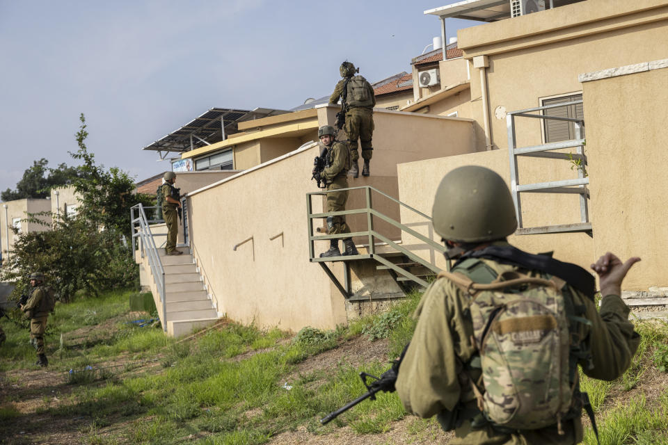 Soldados israelíes buscan a posibles hombres armados de Hamás que sigan en Gaza en un barrio residencial de Sederot, cerca de donde los asaltantes habían tomado el control de una comisaría de la policía. (Tamir Kalifa/The New York Times)
