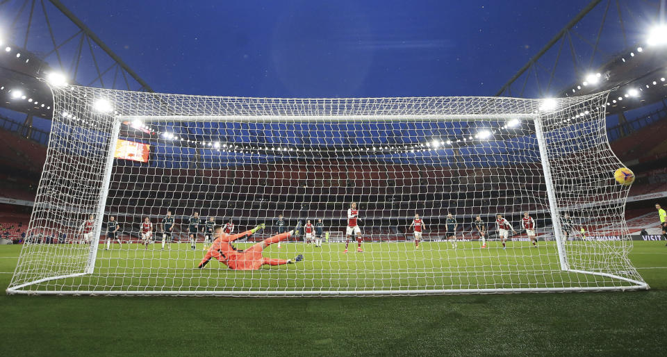 Pierre-Emerick Aubameyang anota un gol de penal para Arsenal en la victoria 4-2 ante Leeds en la Liga Premier inglesa, el domingo 14 de febrero de 2021. (Catherine Ivill/Pool vía AP)