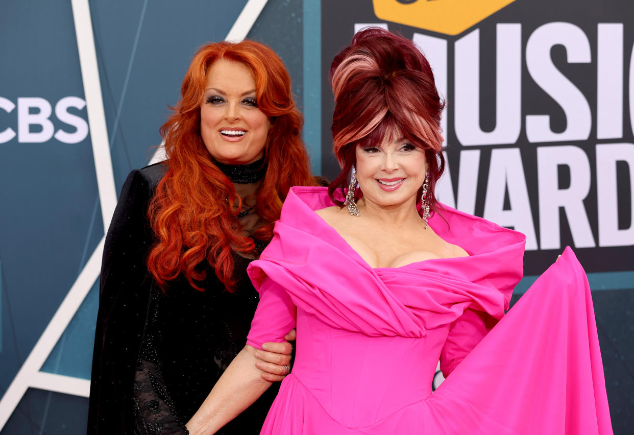  Wynonna Judd and Naomi Judd. (Photo: Jason Kempin/Getty Images for CMT)