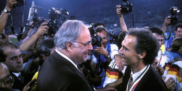 El canciller aleman Helmut Kohl felicita a Beckenbauer tras la conquista del Mundial 1990