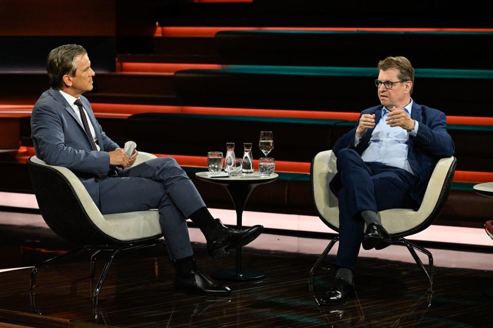 In der Diskussion unter Anleitung von Moderator Markus Lanz (links) geriet Ralf Stegner das ein oder andere Mal in die Defensive. (Bild: ZDF / Markus Hertrich)