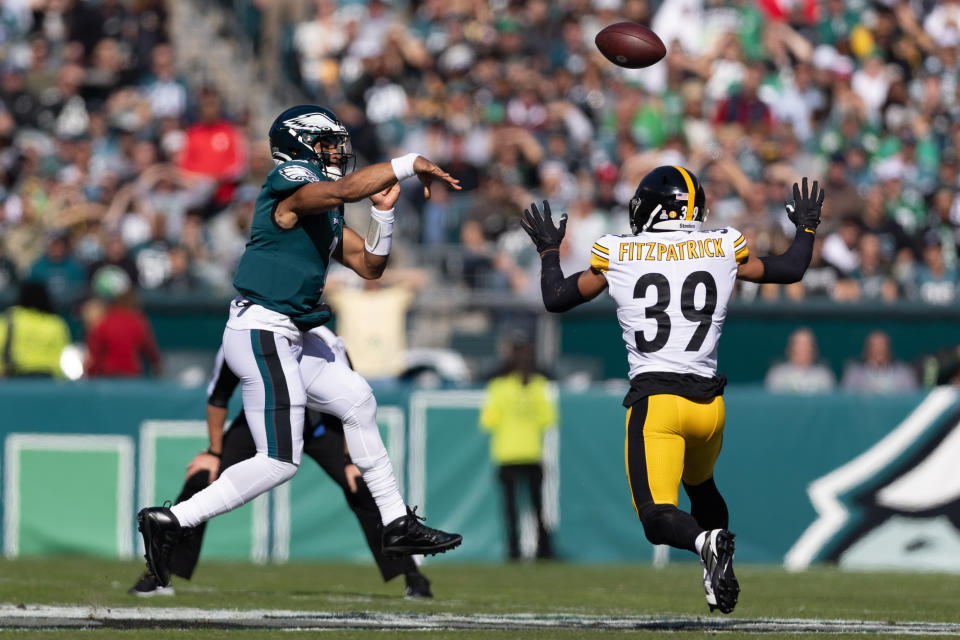 Oct 30, 2022; Philadelphia, Pennsylvania, USA; Philadelphia Eagles quarterback Jalen Hurts (1) passes the ball past Pittsburgh Steelers safety <a class="link " href="https://sports.yahoo.com/nfl/players/30981" data-i13n="sec:content-canvas;subsec:anchor_text;elm:context_link" data-ylk="slk:Minkah Fitzpatrick;sec:content-canvas;subsec:anchor_text;elm:context_link;itc:0">Minkah Fitzpatrick</a> (39) during the first quarter at Lincoln Financial Field. Mandatory Credit: Bill Streicher-USA TODAY Sports