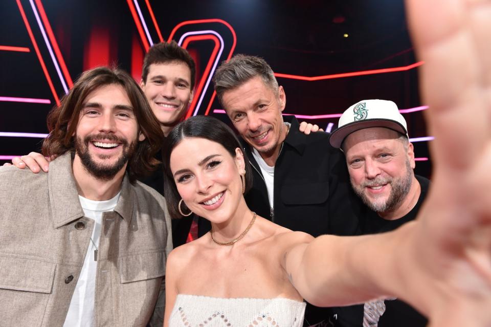 Die Jury versteht sich gut, doch bei "The Voice Kids" will jeder sein Talent zum Sieg führen. Wie Lena berichet, hat sich ihr Coaching im Vergleich zur ersten Staffel 2013 stark verändert. (Bild: SAT.1 / André Kowalski)