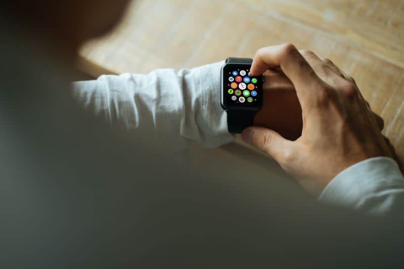 ▲有網友好奇詢問「會買Apple Watch的都什麼人」（示意圖／取自unsplash）