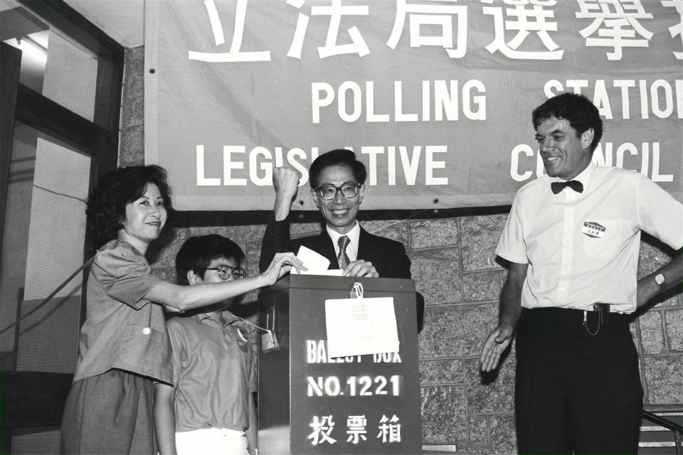 91年立法局選舉，民主派首次在地區直選大勝，圖為李柱銘一家