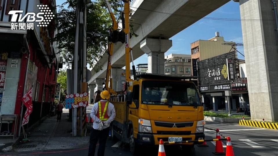 台電公司表示上午7時許的停電是因「不明外物」碰觸，導致高壓線路遭成毀損。（圖／TVBS）