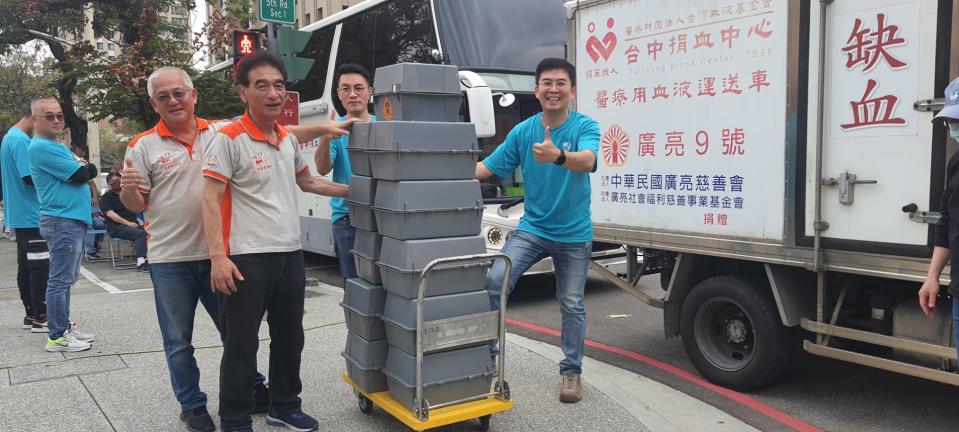 公益捐血日活動參加踴躍，共募得319袋熱血再次刷新紀錄。(圖/記者澄石翻攝)