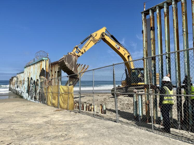 Personal de construcción trabaja el viernes 4 de agosto de 2023 para reemplazar la barda primaria en la frontera como parte de un proyecto anunciado por autoridades estadounidenses