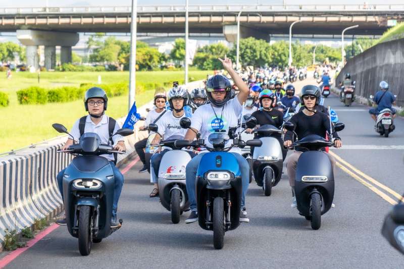 邁入第五年的 Gogoro 快閃台北橋活動，每年吸引全台各地電動機車車友齊聚，參加車友數屢創新高。(圖／業者提供)