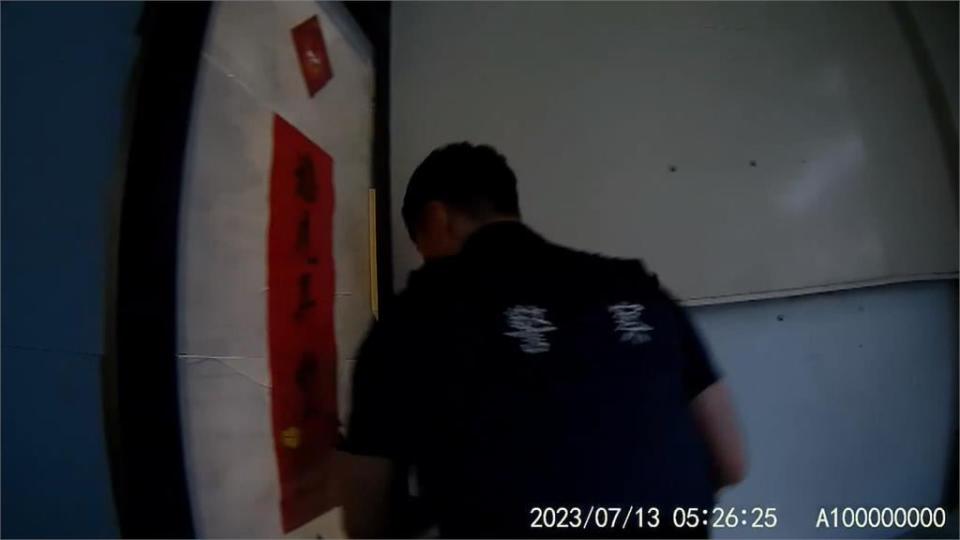 台南警查毒拂曉出擊！　３嫌犯竄逃屋頂、隔壁遮雨棚　見警持槍喝令　乖乖就範