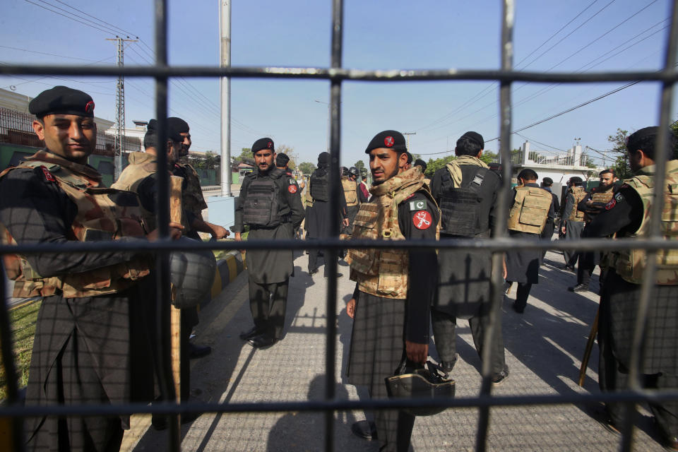 Soldados paramilitares de Frontier Constabulary hacen guardia en una carretera con barricadas, en el acceso a una zona militar, en Peshawar, Pakistán, el 11 de mayo de 2023. (AP Foto/Muhammad Sajjad)