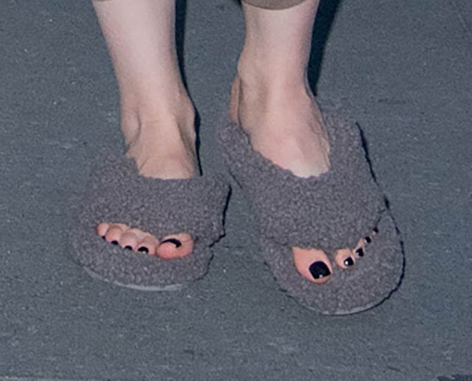 A closer look at Sophie Turner’s grey fuzzy slides. - Credit: WavyPeter / SplashNews.com