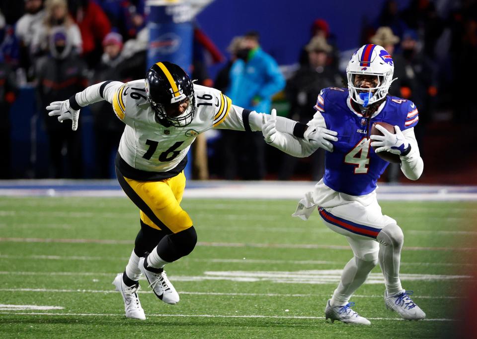 Buffalo Bills running back James Cook (4) slips tackle by Pittsburgh Steelers linebacker Myles Jack (16).