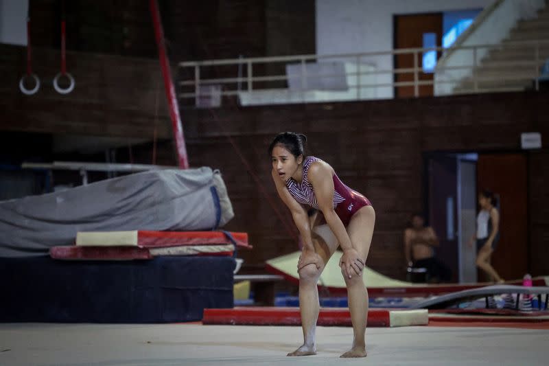 Rifda Irfanaluthfi, de 24 años, hace una pausa durante una sesión de entrenamiento de ejercicios de suelo, de cara a los Juegos Olímpicos de París 2024, en un gimnasio de Yakarta