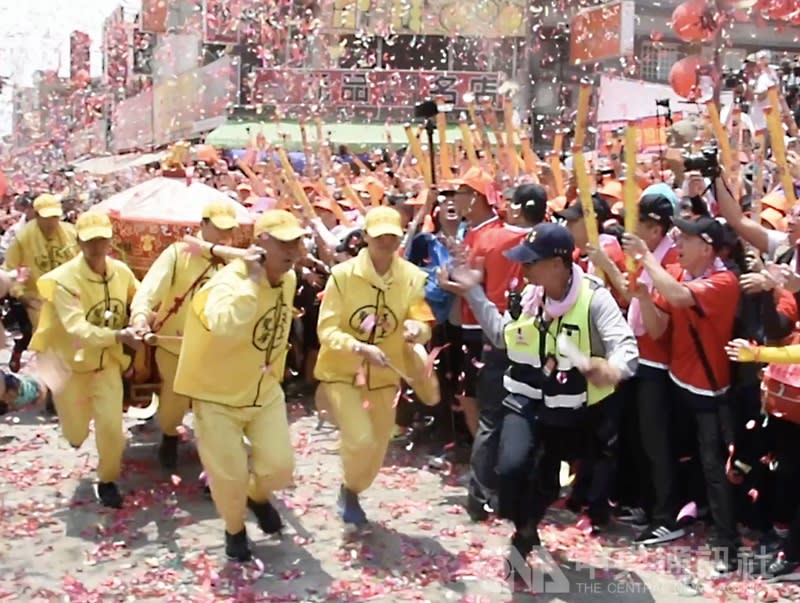 苗栗縣通霄鎮拱天宮今天公告，今年白沙屯媽祖往北港徒步進香將採取「暫緩、延期」方案，待國內疫情獲得控制後，再擲筊請媽祖另行擇日舉辦。(中央社檔案照片)