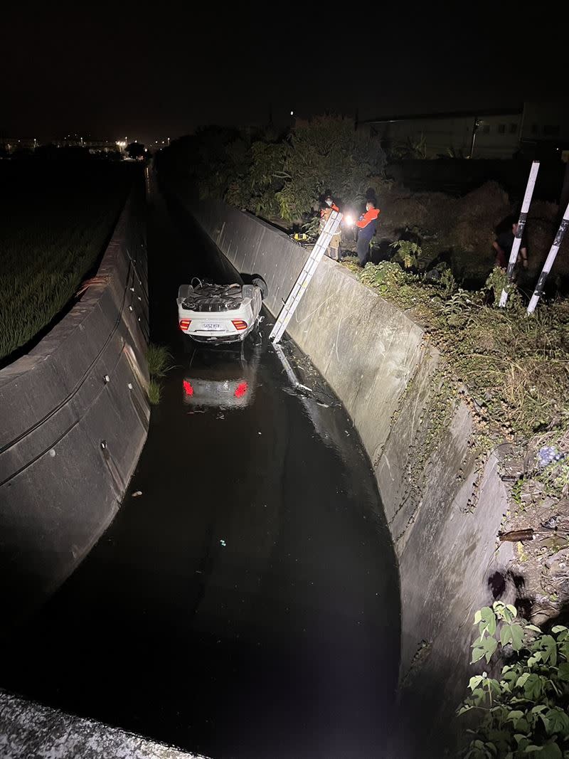 賓士車摔入三米深的水溝內。（圖／翻攝畫面）