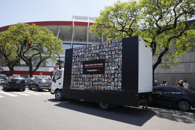 El recorrido del camión llegó al estadio de River Plate