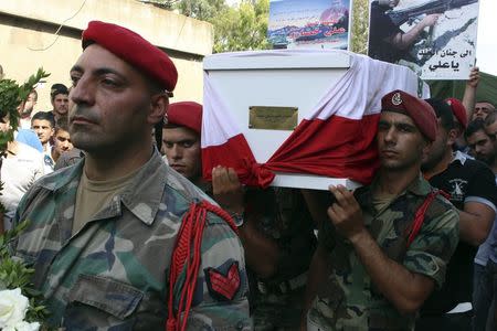 Lebanese Army soldiers and relatives of Alawite soldier Ali Khaddaaro carry his coffin during his funeral in Talhmera village, Akkar August 5, 2014. REUTERS/Stringer