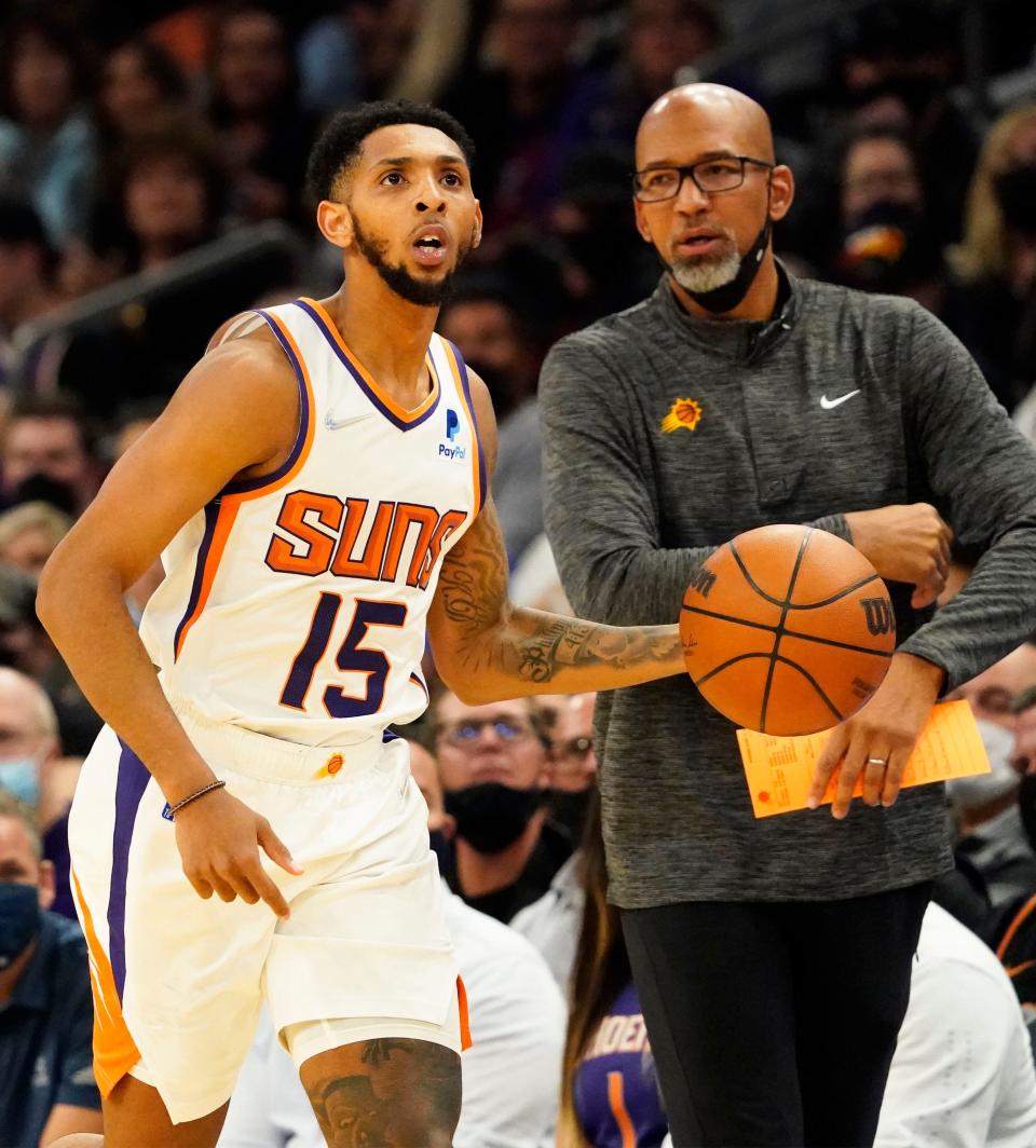 Nov 17, 2021; Phoenix, Arizona, USA; Phoenix Suns guard Cameron Payne (15) brings up the ball against the Dallas Mavericks at Footprint Center. Mandatory Credit: Rob Schumacher-Arizona Republic