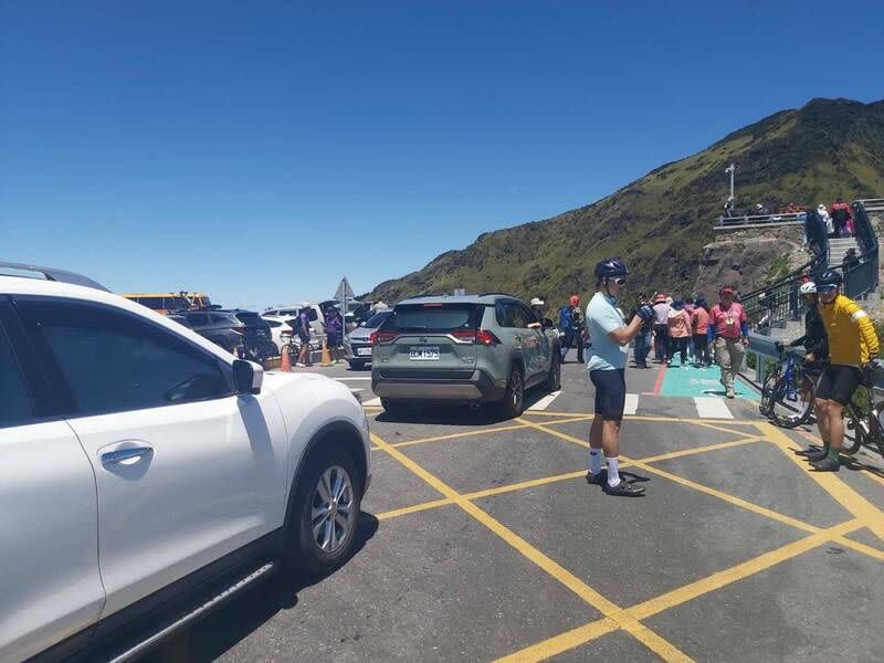 ▲合歡山武嶺停車場至武嶺亭間，於今年4月畫設斑馬線，警方將針對未禮讓行人違規加強取締。（圖／翻攝畫面）