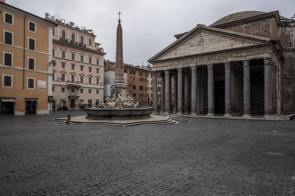 Il centro di Roma e Città del Vaticano sono deserti la prima domenica dopo l’entrata in vigore delle restrizioni per combattere l’epidemia da coronavirus. Tra i monumenti della Capitale, non si vedono i soliti assembramenti di turisti.