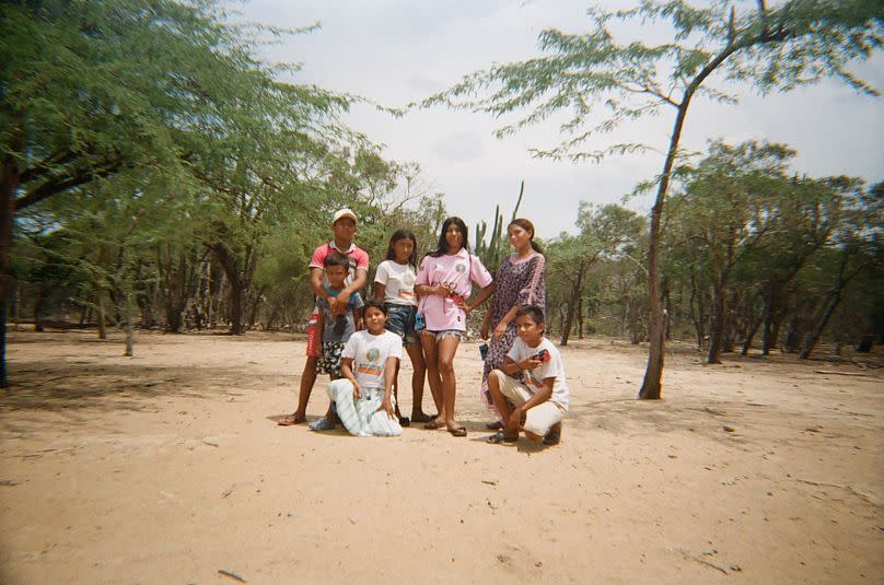 Los niños Wayúu participando en el proyecto de fotografía, posando para Iveth, de 16 años.