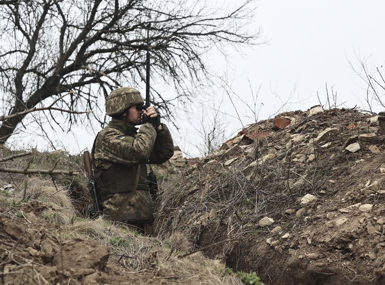 Un soldado ucraniano toma posición cerca de las fuerzas separatistas pro-rusas