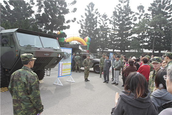陸軍六軍團廿五日在龍山營區舉辦家屬懇親會，現場安排多項武器裝備戰力展示，使民眾對國防實力有更進一步的提昇。（軍聞社記者劉育然攝）