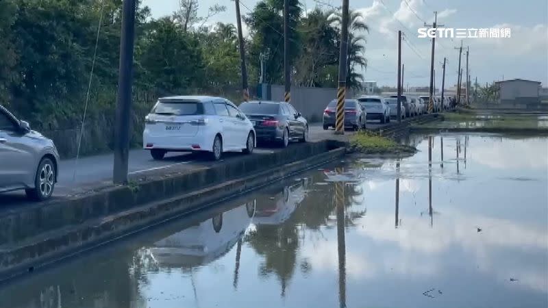 一輛又一輛的汽車開進田間小路，把水田周遭停的滿滿滿。