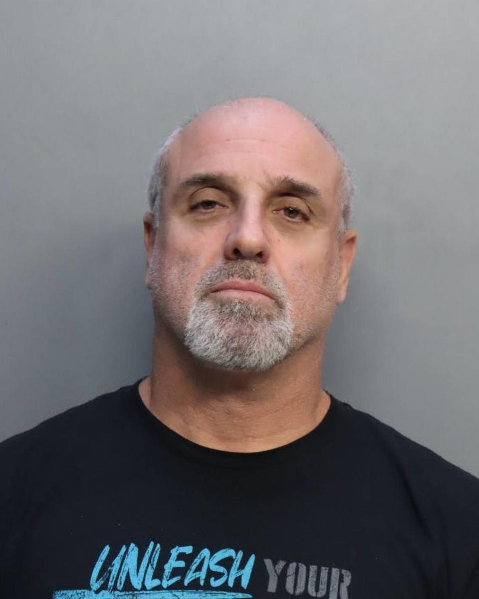 Martin Zaretsky, trabajador de TI de 50 años de edad en el Bob Graham Education Center en Miami Lakes, está acusado de siete cargos de abuso sexual de menores mayores de 12 años y siete cargos de ofensas a estudiantes por parte de figuras de autoridad, según consta en su informe de arresto.