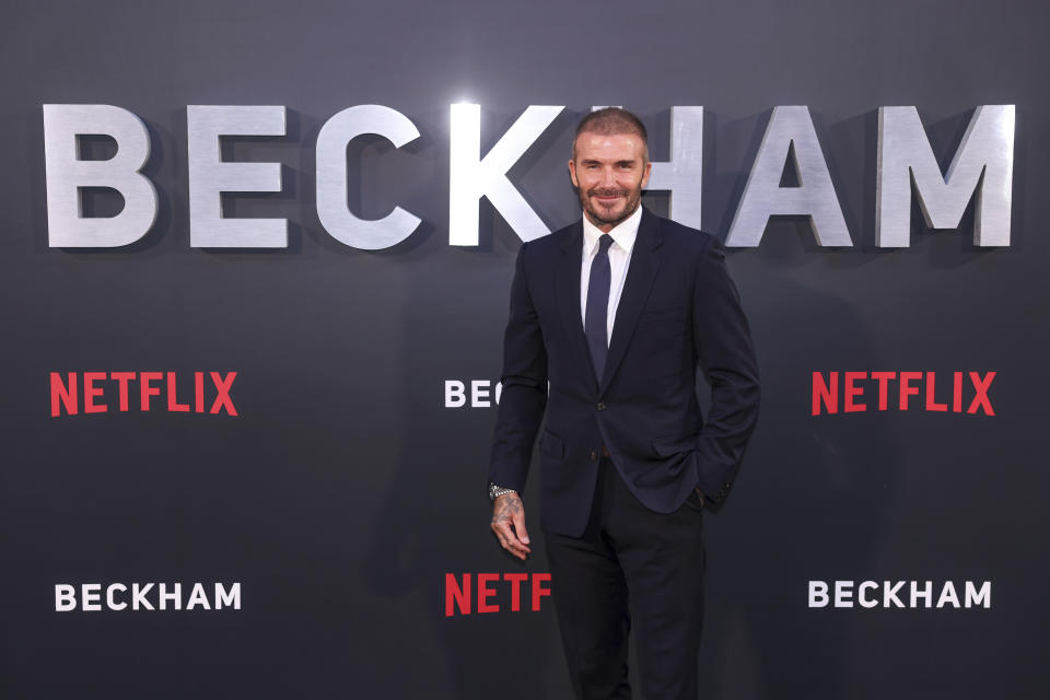 David Beckham posa a su llegada al estreno de la serie documental "Beckham" el 3 de octubre de 2023 en Londres. (Foto AP/Vianney Le Caer)